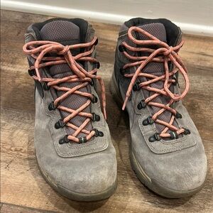 Columbia Women’s Newton Ridge Waterproof Hiking Boots